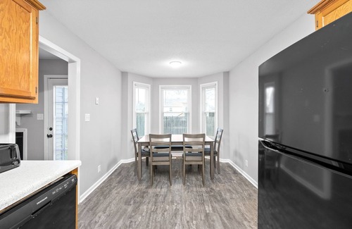 Clarksville House | 5 minute to gate 4, pets welcome, fenced back yard -weekly, monthly discount