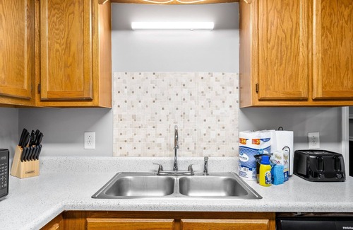 Clarksville House | 5 minute to gate 4, pets welcome, fenced back yard -weekly, monthly discount