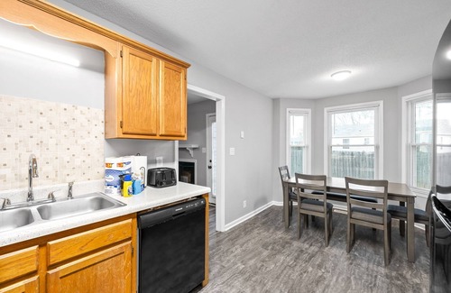 Clarksville House | 5 minute to gate 4, pets welcome, fenced back yard -weekly, monthly discount