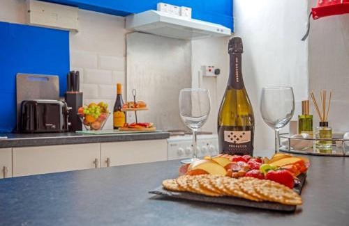 Bury Apartment | 5 minute walk from Bury city centre -1 bed flat