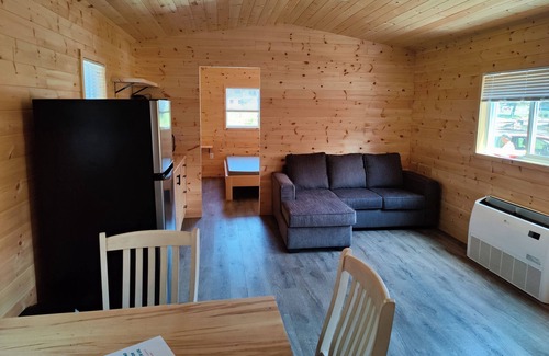 Picton Cabin | 5 minute walk to Sandbanks Beach! In the heart Prince Edward County