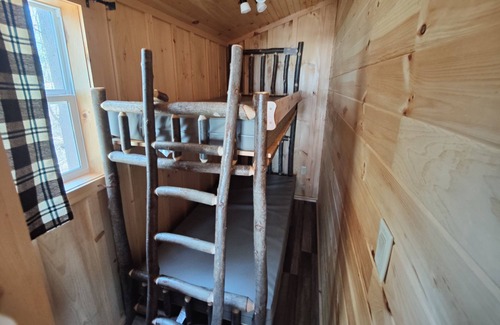 Picton Cabin | 5 minute walk to Sandbanks Beach! In the heart Prince Edward County