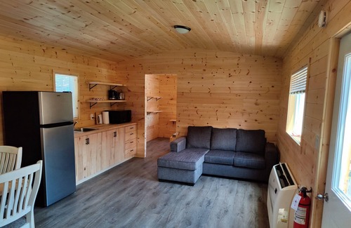 Picton Cabin | 5 minute walk to Sandbanks Beach! In the heart Prince Edward County