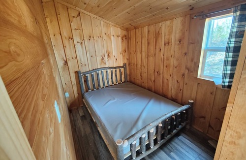 Picton Cabin | 5 minute walk to Sandbanks Beach! In the heart Prince Edward County