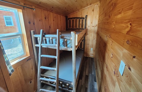 Picton Cabin | 5 minute walk to Sandbanks Beach! In the heart Prince Edward County