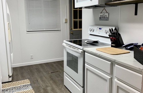Harters Heights House | 5 minute walk to Notre Dame University! 3 Bedroom home in South Bend, Indiana