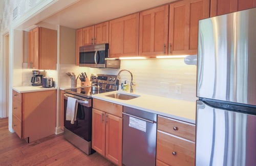 West Beach Village Villa | 5 Minute Walk to Beach! Screened Porch w/Forest Views, Wonderful Natural Light & Comfy Seating