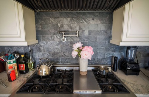 Cloverdale House | 5 minutes away from Safari Park Family sized home Located in gated community