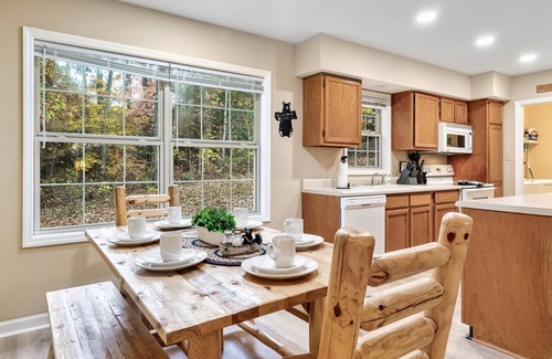 Sevierville Cottage | 5 minutes from Dollywood! Family Cabin Game Room Fun