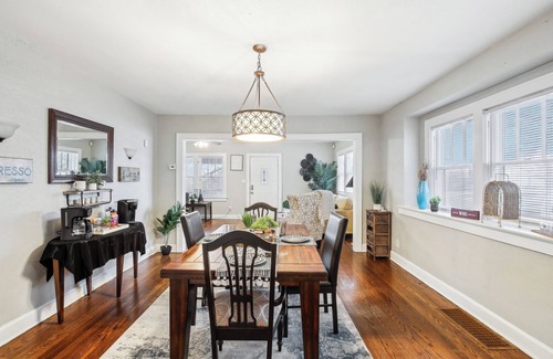 South Kansas City House | 5 Minutes From Stadium, Charming 3-bedroom house with WiFi, AC