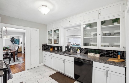 South Kansas City House | 5 Minutes From Stadium, Charming 3-bedroom house with WiFi, AC