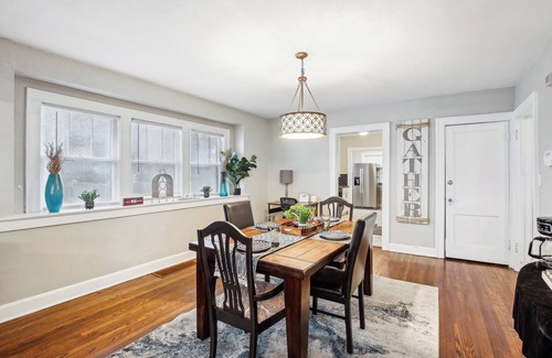 South Kansas City House | 5 Minutes From Stadium, Charming 3-bedroom house with WiFi, AC
