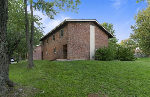 Airport Township House | 5 minutes STL Airport! Family-sized town home with full kitchen