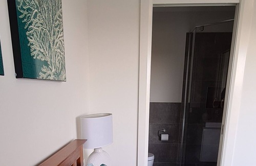 Red Head House | 5 minutes to beaches park & beach walks pet friendly