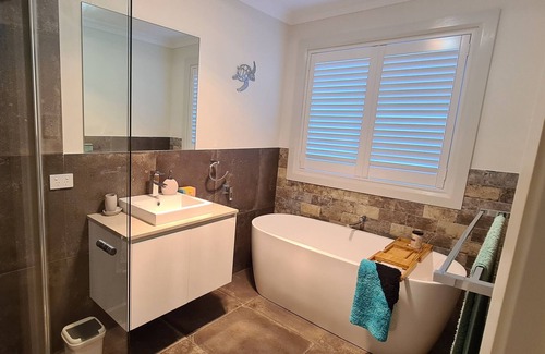 Red Head House | 5 minutes to beaches park & beach walks pet friendly