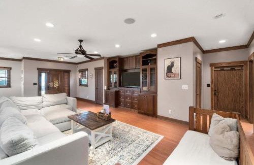 Clarksville House | 5 Minutes to Campbell - Clarksville Craftsman