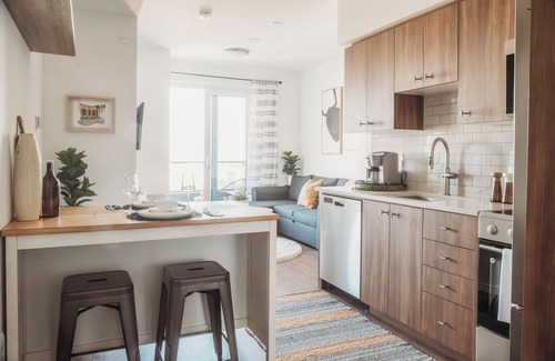 Kitchener Condo | 5 minutes to Hospital, Go Train/Bus. Cozy 1BR with amazing city views!
