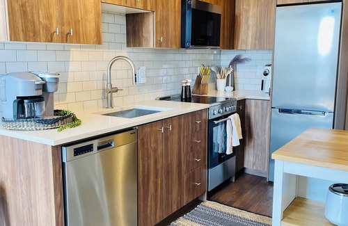 Kitchener Condo | 5 minutes to Hospital, Go Train/Bus. Cozy 1BR with amazing city views!