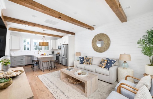 Old Village House | 5 Minutes to Sullivan's Island or Shem Creek!