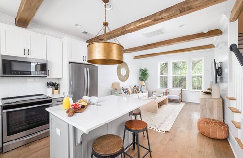 Old Village House | 5 Minutes to Sullivan's Island or Shem Creek!