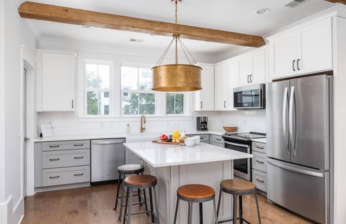 Old Village House | 5 Minutes to Sullivan's Island or Shem Creek!