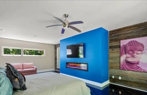 Clarkesville Condo | 5 minutes to the theme park! Family-sized condo with game room & deck...