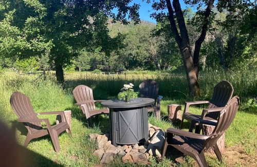 Northside Cabin | 5 minutes to the theme park! Family-sized condo with game room & deck