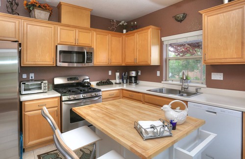 Santa Barbara Condo | 5 minutes to the beach and downtown, pool, spa, outdoor patio & garage . n n