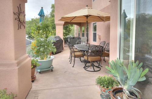 Santa Barbara Condo | 5 minutes to the beach and downtown, pool, spa, outdoor patio & garage . n n