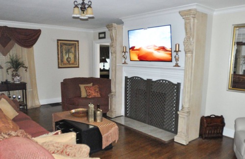 Wesley Heights House | 5 Minutes to Uptown Charlotte: Great Stay for In-Town Holidays,Meeting and Event