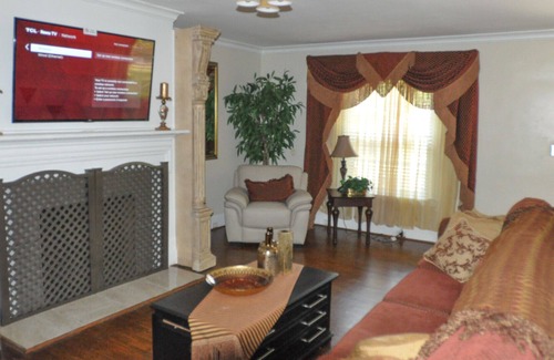 Wesley Heights House | 5 Minutes to Uptown Charlotte: Great Stay for In-Town Holidays,Meeting and Event