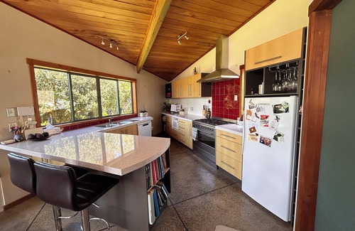 Whitianga House | 5 minutes walk to the beach and Lost Spring. Nicely located to all amenities.