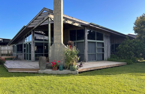 Whitianga House | 5 minutes walk to the beach and Lost Spring. Nicely located to all amenities.