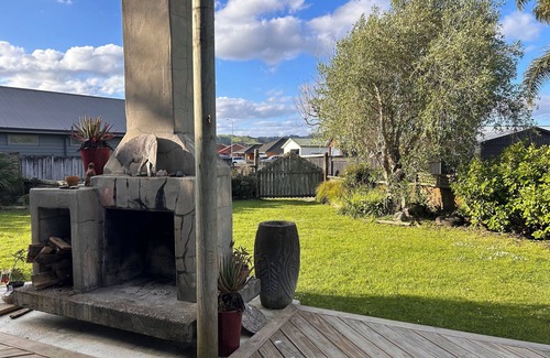 Whitianga House | 5 minutes walk to the beach and Lost Spring. Nicely located to all amenities.