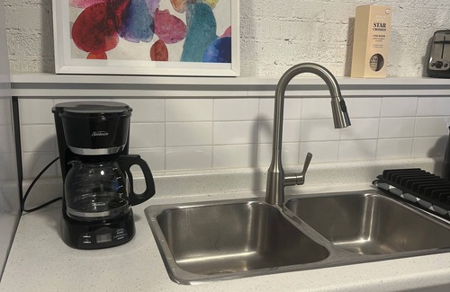 Hamilton House | 5 minutes walk to the Hamilton Airport! Spacious & Fully Private Basement Apt.