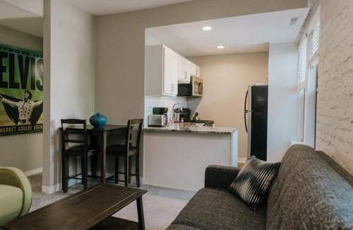 Chatham-Arch Apartment | 5 modern apts near nightlife & attractions