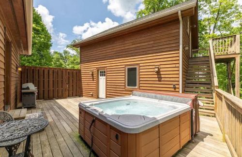 Blowing Rock House | 5 O'Clock-App Ski Mountain hot tub pool table