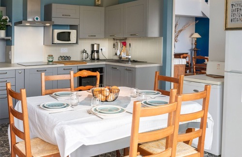 Kerroch Apartment | 5-room duplex with balcony 30m from the beach - 7 sleeps, pets allowed, wifi and parking