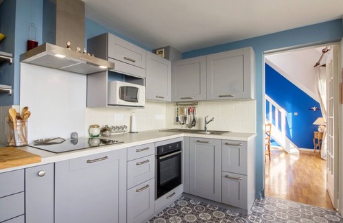 Kerroch Apartment | 5-room duplex with balcony 30m from the beach - 7 sleeps, pets allowed, wifi and parking