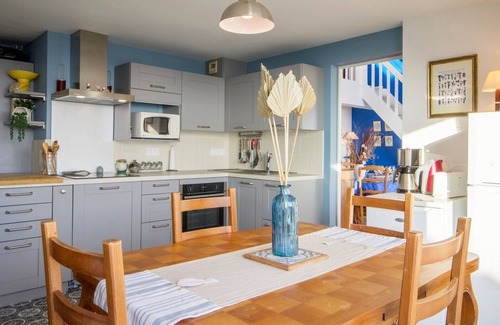 Kerroch Apartment | 5-room duplex with balcony 30m from the beach - 7 sleeps, pets allowed, wifi and parking