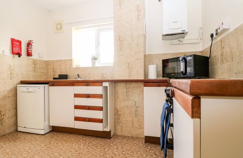 Middleton-on-Sea House | 5 SEA WAY, pet friendly, character holiday cottage in Elmer