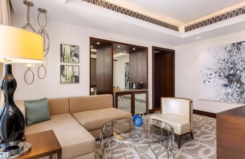 Sheikh Zayed Road Apartment | 5-Star 1-Bedroom Suite in Dubai with Gorgeous View of Dubai Water Canal