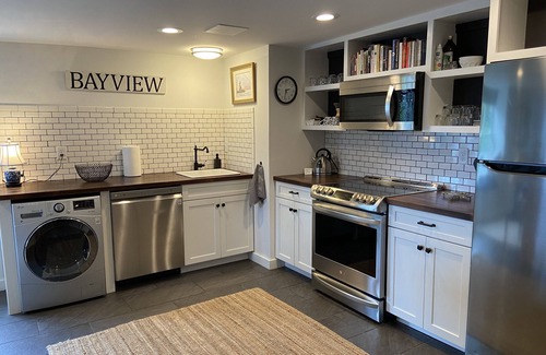Oakdale House | 5 Star Back Cove Hide-Away 1 bedroom Back Cove apartment with water views!