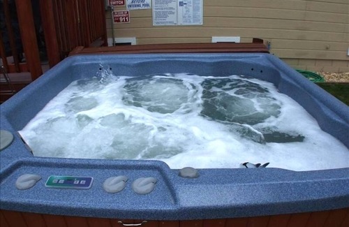 Tahoe Paradise House | 5 Star Comfort & Fun for everyone, 15 min to ski & lake. H.Tub, P.Tbl, LG yard