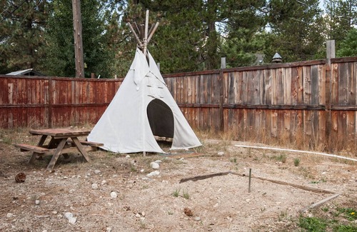 Tahoe Paradise House | 5 Star Comfort & Fun for everyone, 15 min to ski & lake. H.Tub, P.Tbl, LG yard