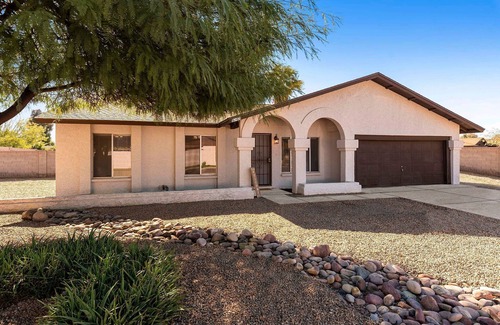 Scottsdale Vista Townhomes House | 5-Star Desert Oasis: Stylish Retreat, 5 TV's, Pet Friendly, Corner Lot