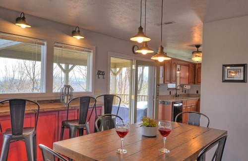 Franklin House | 5-STAR HOME WITH LONG RANGE VIEW, PAVED TO THE DOOR ACCOMODATES 5 LARGE VEHICLES