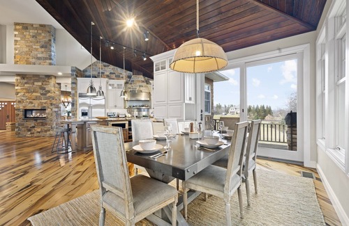 Brockton House | *5 Star LUX Retreat Sleeps 25+ Pool Theater Arcade