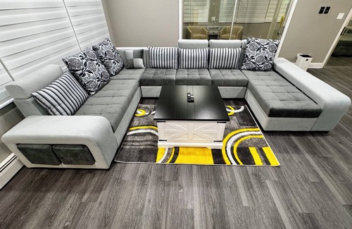 Des Plaines House | 5 Star Luxury Stay Near Chicago O'hare Airport, King Beds