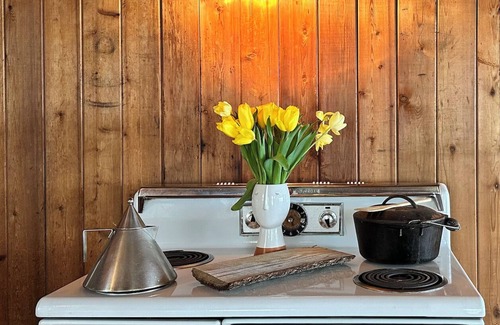 Freeland Cabin | 5-star modern beach cabin steps from the Useless Bay.